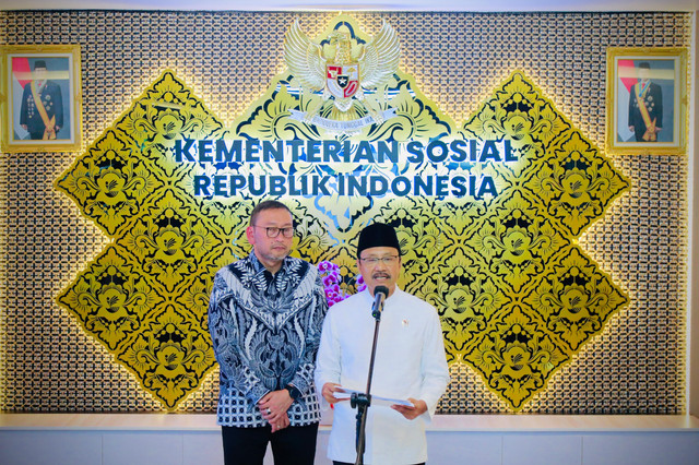 Menteri Sosial Saifullah Yusuf (Gus Ipul) saat menyampaikan keterangan pers tentang program pendampingan Taruna TNI dan Kepolisian bagi siswa Sekolah Rakyat di Gedung Kemensos, Jakarta, Kamis (2/7/2026). Foto: Kemensos RI