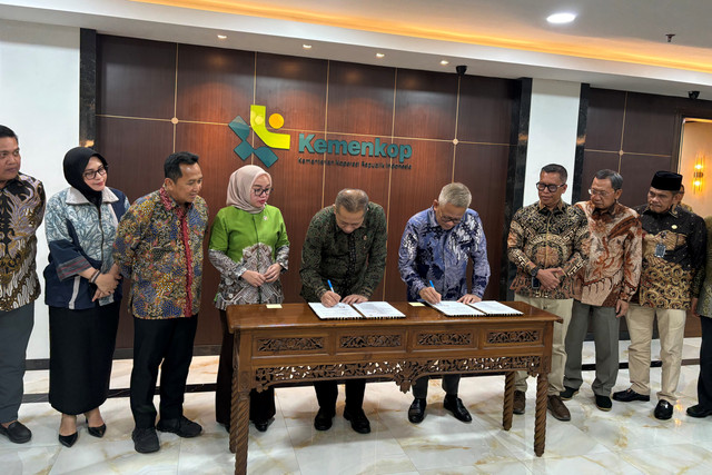 Penandatanganan MoU PT Agrinas Palma Nusantara (Persero) dengan Kemenkop di Kantor Kemenkop, Jakarta, Kamis (2/7/2026). Foto: Argya Maheswara/kumparan