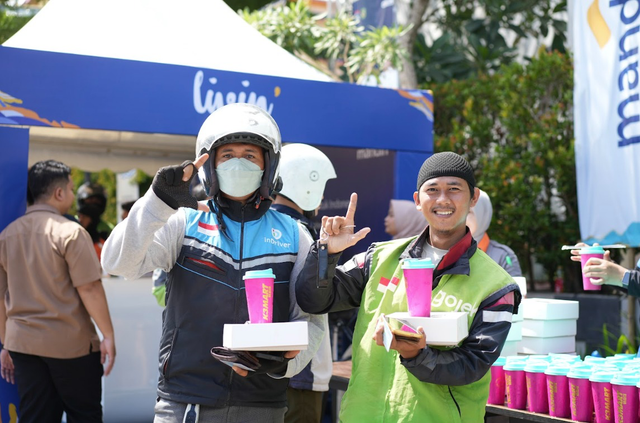 Driver ojol saat menerima paket makanan dan minuman program Livin' Berbagi Rp 1 dalam menyambut HUT ke-28 Bank Mandiri. Foto: Dok. Bank Mandiri