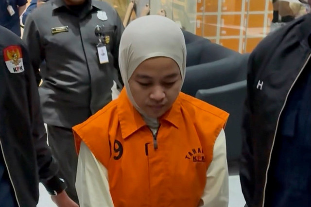 Direktur PT Millenium Solusi Abadi (MSA) Fika Nur Alawi usai menjalani pemeriksaan terkait kasus korupsi dan suap proyek di Kabupaten Muara Enim di Gedung Merah Putih KPK, Jakarta, Kamis (2/7/2026). Foto: Kevin Daniel/kumparan