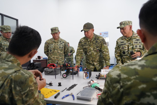Panglima TNI Jenderal TNI Agus Subiyanto memimpin Uji Naskah III dan Pengesahan Doktrin TNI Perisai Trisula Nusantara yang diikuti para Pejabat Utama TNI secara hybrid di Kodiklat TNI, Serpong, Tangerang Selatan, Kamis (2/7/2026). Foto: Puspen TNI