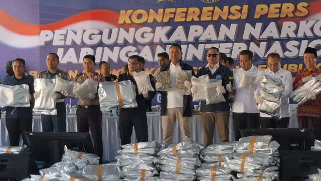BNN RI menggagalkan penyelundupan 3,37 ton narkotika kuncup bunga ganja atau cannabis buds di Pergudangan Prambanan Bizland, Kecamatan Cerme, Kabupaten Gresik, Kamis (2/7/2026). Foto: Dok. Istimewa