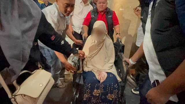 Korban penganiayaan dan penyiksaan oleh aparat kepolisian usai melapor dan menjalani pemeriksaan di Bareskrim Polri, Jakarta, Kamis (2/7/2026). Foto: Rayyan Farhansyah/kumparan
