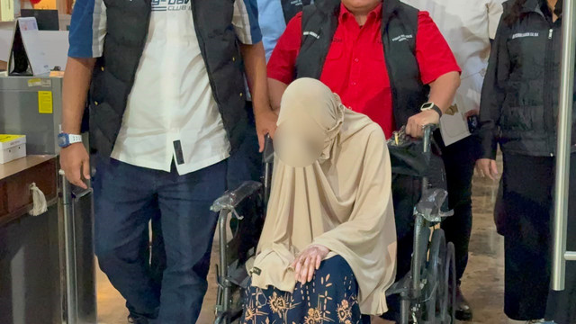 Korban penganiayaan dan penyiksaan oleh aparat kepolisian usai melapor dan menjalani pemeriksaan di Bareskrim Polri, Jakarta, Kamis (2/7/2026). Foto: Rayyan Farhansyah/kumparan