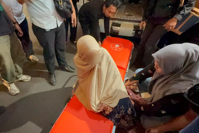 Korban penganiayaan dan penyiksaan oleh aparat kepolisian usai melapor dan menjalani pemeriksaan di Bareskrim Polri, Jakarta, Kamis (2/7/2026). Foto: Rayyan Farhansyah/kumparan