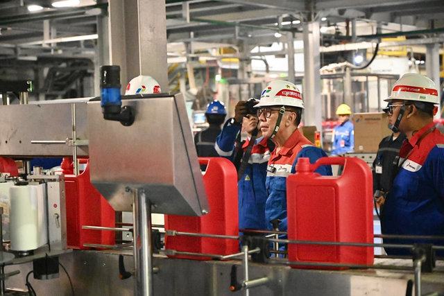 Komisaris Utama PT Pertamina (Persero), Mochamad Iriawan (kedua dari kanan) saat melakukan Management Walkthrough (MWT) Production Unit Gresik (PUG) PT Pertamina Lubricants pada Rabu (1/7). Foto: Dok. Pertamina