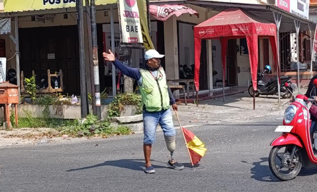 Suparman bekerja sebagai "Pak Ogah" dengan satu kaki. Foto: Vega Ma'arijil Ula/kumparan
