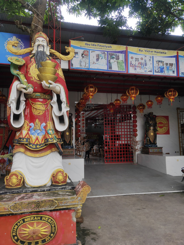 Patung Dewa Rezeki (Caishen) di Halaman Depan Rumah Merah Heritage (Sumber: Dokumentasi Pribadi)