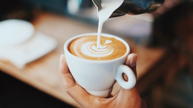 Foto art coffee oleh Fahmi Fakhrudin. Sumber: Unsplash