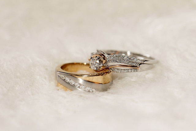 Ilustrasi Model Cincin Nikah Simple Elegan, Foto: Unsplash/Sandy Millar