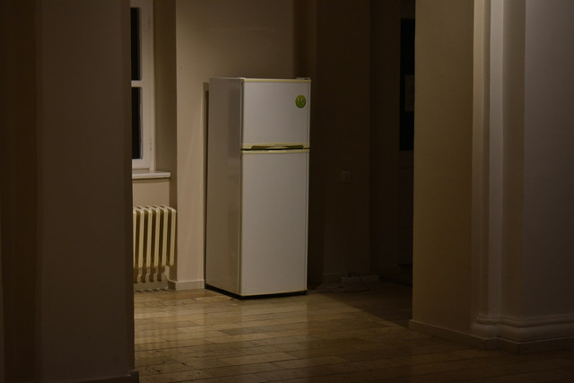 Ilustrasi kulkas 2 pintu inverter tanpa bunga es. Foto: Unsplash