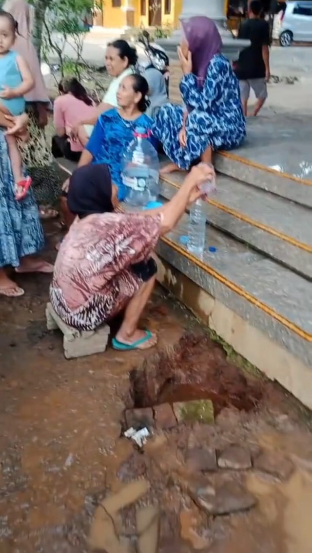 Warga Desa Kandangmas, Kabupaten Kudus, Jawa Tengah berbondong-bondong mengambil air dari pipa Pamsimas yang bocor. Foto: Dok. PakDhe Story