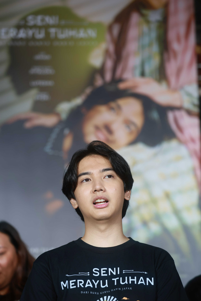 Aktor Ari Irham saat launcing poster film Seni Merayu Tuhan di Perpustakaan Nasional, Jakarta, Kamis, (2/7/2026). Foto: Agus Apriyanto