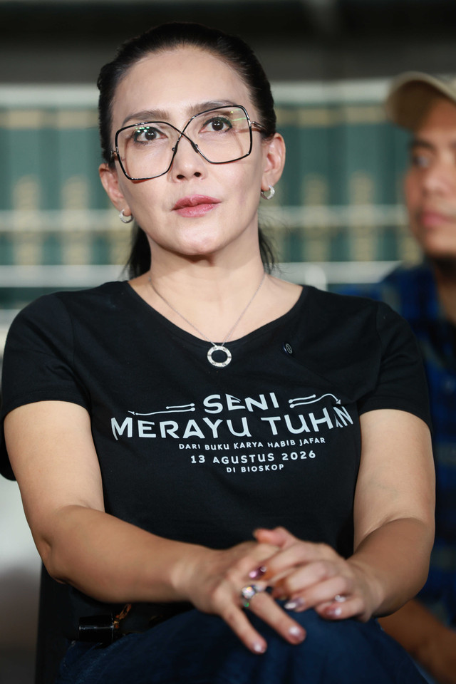 Aktris Rieke Diah Pitaloka saat launching poster film Seni Merayu Tuhan di Perpustakaan Nasional, Jakarta, Kamis, (2/7/2026). Foto: Agus Apriyanto