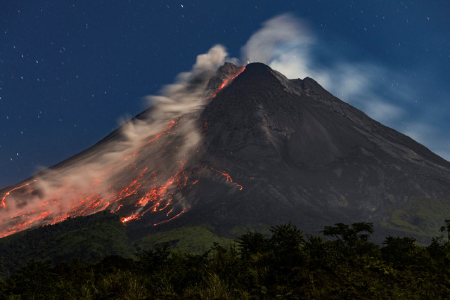 Gunung Merapi menyemburkan lava pijar dan awan panas terlihat dari Srumbung, Magelang, provinsi Jawa Tengah, Indonesia, Kamis (2/7/2026). Foto: Dwi Oblo/Reuters