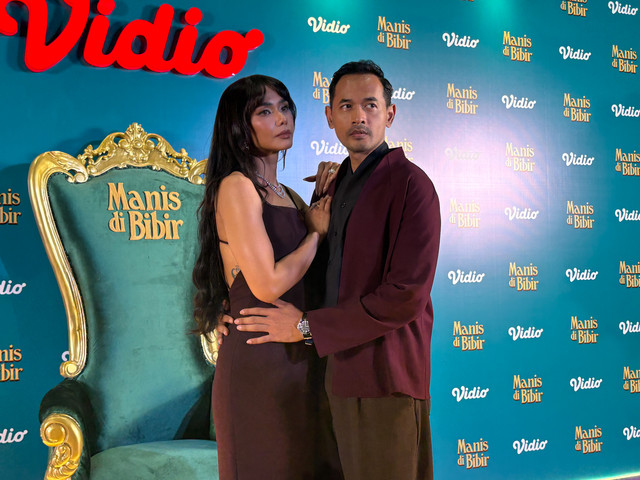 Oka Antara dan Adinia Wirasti saat konferensi pers series "Manis di Bibir" di XXI Epicentrum, Setiabudi, Jakarta Selatan. Foto: Salsha Okta Fairuz/kumparan
