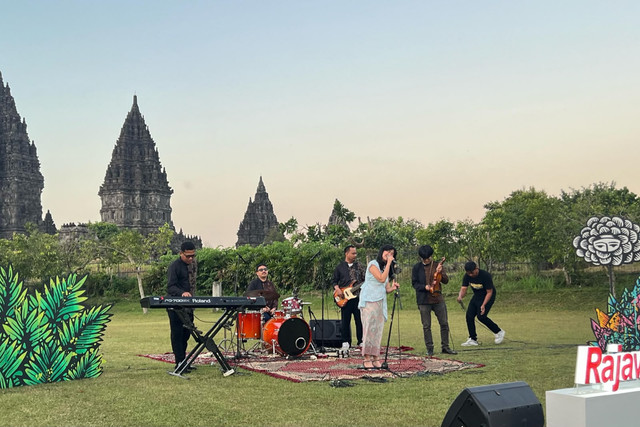 Society The Harmony membawakan Kembali ke Prambanan Jazz  saat jumpa pers di Taman Agastya, Kompleks Candi Prambanan, Kamis (2/7). Foto: Pandangan Jogja/Ike Kirana.