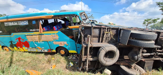 Kecelakaan beruntun melibatkan 5 kendaraan di Jalan Raya Akses Suramadu, Desa/Kecamatan Burneh, Kabupaten Bangkalan, Jumat (3/7/2026). Foto: Dok. Polres Bangkalan