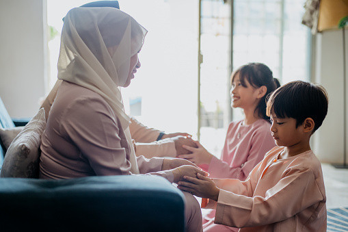 Ilustrasi suasana ied dalam sebuah keluarga (sumber: https://www.pexels.com/)
