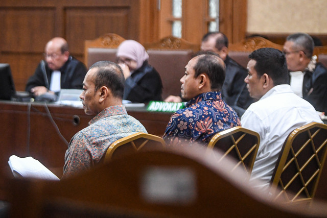 Mantan pejabat Ditjen Bea dan Cukai Sisprian Subiaksono (tengah), Rizal Fadillah (kiri) dan Orlando Hamonangan (kanan) mengikuti sidang dengan agenda pembacaan dakwaan di Pengadilan Tipikor, Jakarta, Jumat (3/7/2026). Foto: Muhammad Adimaja/ANTARA FOTO