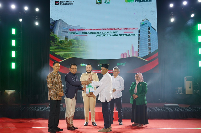 Pegadaian dan Universitas Andalan dalam penyerahan hasil riset Pemberdayaan Masyarakat dalam Kesiapsiagaan Mandiri Menghadapi Ancaman Gempa Megathrust Mentawai dan Tsunami Kota Padang di Universitas Andalas, Padang pada Senin (29/6). Foto: Dok. Pegadaian