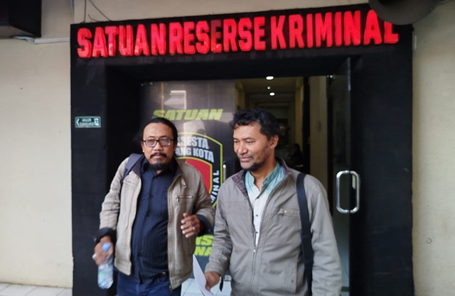 Perwakilan pengurus yayasan masjid menunjukkan bukti surat laporan dugaan penggelapan dana kotak amal masjid. Foto: Dok. kumparan