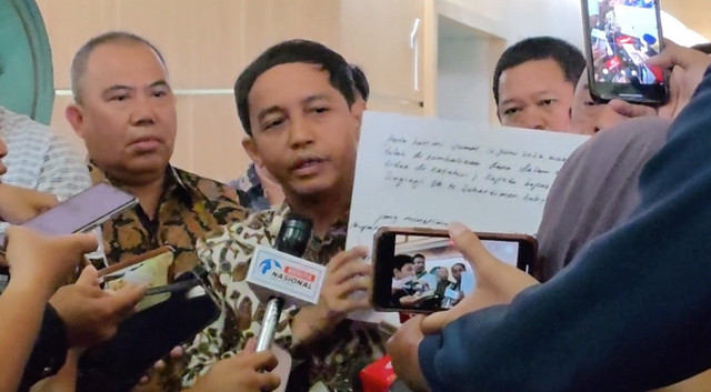 Menteri Kehutanan Raja Juli Antoni menunjukkan tanda terima dan notulensi penyerahan amplop putih miliki Bupati Kuansing Suhardiman Amby yang telah ditandatangani di atas materai kepada media pada konferensi pers di Jakarta, Jumat (3/7/2026). Foto: Istimewa