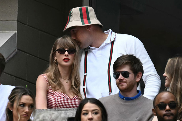 Musisi AS Taylor Swift dan pemain sepak bola NFL AS Travis Kelce menghadiri pertandingan turnamen tenis US Open di USTA Billie Jean King National Tennis Center di New York City, pada 8 September 2024. Foto: Angela Weiss / AFP