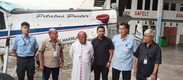 Kepala Keuskupan Jayapura sekaligus Komisaris PT Associated Mission Aviation (AMA), Mgr. Yanuarius Theofilus Matopai (tengah, berjubah putih) memberi keterangan soal penyerangan ke pesawat yang tewaskan pilot PT. AMA. Foto: Dok. Istimewa