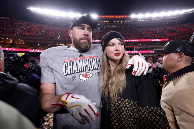 Taylor Swift merayakan kemenangan bersama Travis Kelce di GEHA Field di Arrowhead Stadium pada 26 Januari 2025 di Kansas City, Missouri. Foto: Jamie Squire/Getty Images/AFP