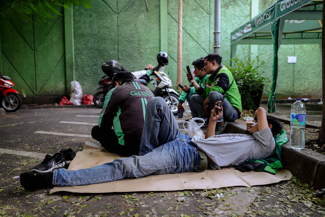 Pengemudi ojek online (ojol) menunggu penumpang di Jakarta, Jumat (3/7/2026). Foto: Jamal Ramadhan/kumparan