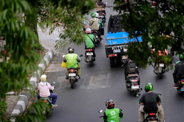 Pengemudi ojek online (ojol) mengantar penumpang di Jakarta, Jumat (3/7/2026). Foto: Jamal Ramadhan/kumparan