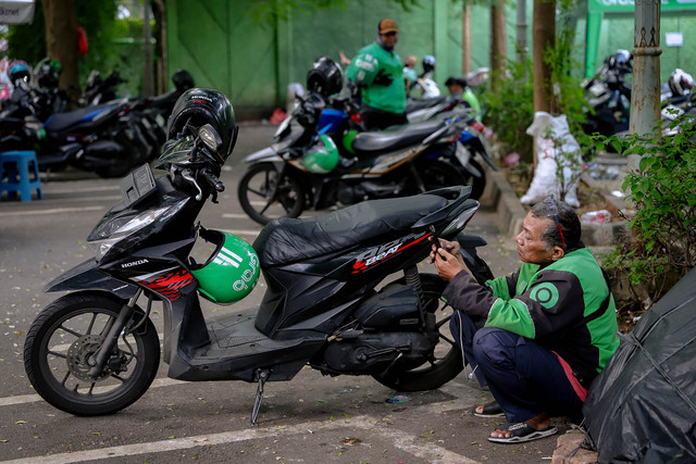 Pengemudi ojek online (ojol) menunggu penumpang di Jakarta, Jumat (3/7/2026). Foto: Jamal Ramadhan/kumparan