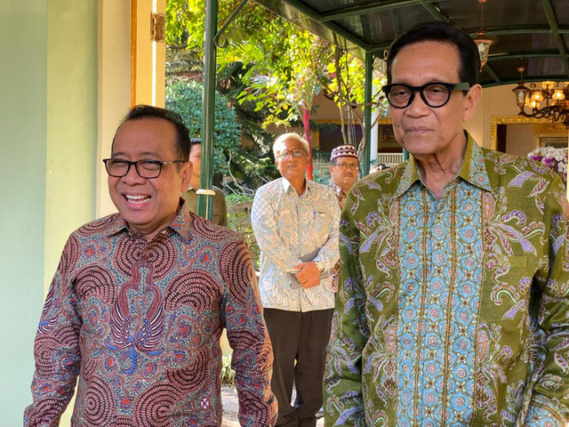 Menko PMK, Pratikno menemui Gubernur DIY, Sri Sultan HB X di Kompleks Kepatihan Yogyakarta, Jumat (3/7). Foto: Pandangan Jogja/Resti Damayanti