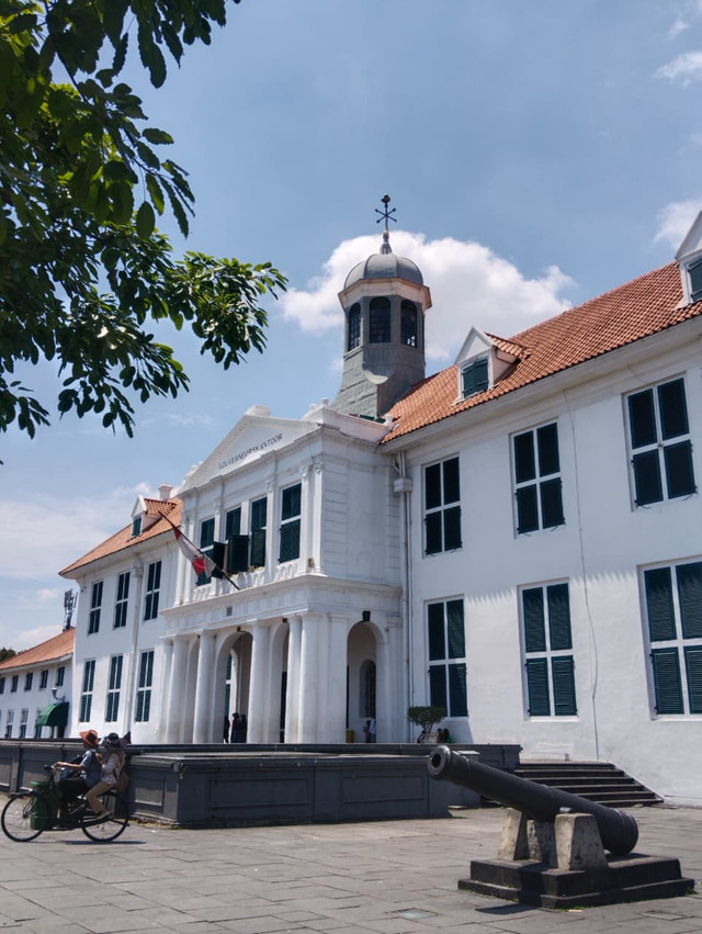Museum Fatahillah menjadi salah satu ikon wisata sejarah di Kota Tua Jakarta. Sumber: Dokumentasi Pribadi
