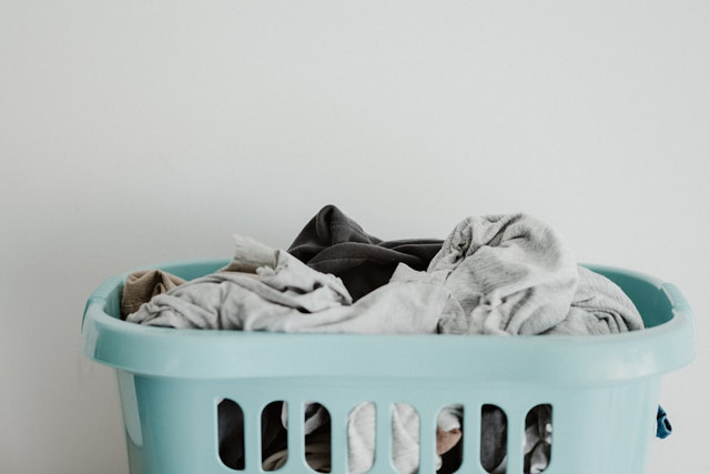 Ilustrasi Cara menghilangkan noda di baju putih . Foto: Unsplash/Annie Spratt