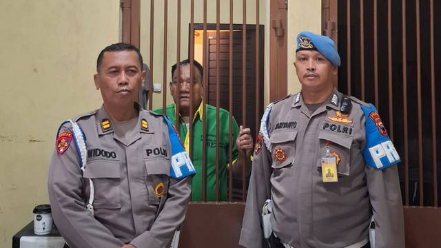 Polisi menunjukkan Aiptu N yang berada di penempatan khusus. Foto: Dok Polda Jateng