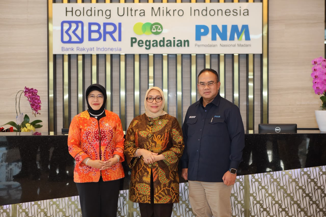 Kepala BPS, Amalia Adininggar Widyasanti (kiri), Menteri PPPA, Arifatul Choiri Fauzi (tengah), dan Direktur Utama PNM, Kindaris (kanan) dalam kick off Kolaborasi dalam rangka Sensus Ekonomi 2026 (SE2026) bertajuk "Bersama Perempuan Berdaya Membangun Ekonomi Indonesia" di Jakarta. Foto: Dok. PNM