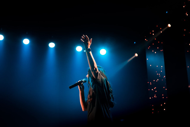 Ilustrasi NIKI tampil jam berapa di Prambanan Jazz 2026. Foto: Unsplash.com/Chris