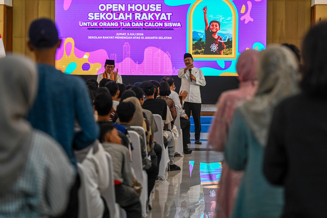 Menteri Sosial Saifullah Yusuf (kanan) dan Gubernur DKI Jakarta Pramono Anung (kiri) berbincang dengaan siswa sekolah rakyat pada acara open house orang tua calon siswa Sekolah Rakyat Menengah Atas (SRMA) 10, Margaguna, Jakarta Selatan, Jumat (3/7). Foto: ANTARA FOTO/Galih Pradipta