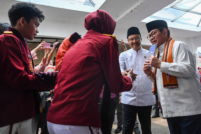 Menteri Sosial Saifullah Yusuf (kedua kanan) dan Gubernur DKI Jakarta Pramono Anung (kanan) berbincang dengan siswa sekolah rakyat pada acara open house orang tua calon siswa Sekolah Rakyat Menengah Atas (SRMA) 10, Margaguna, Jakarta Selatan. Foto: ANTARA FOTO/Galih Pradipta