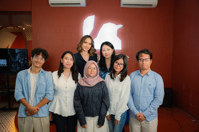 Cinta Laura bersama Yuliana Nyoto dan penerima beasiswa Tuntaskan Mimpimu. Foto: Cinta Laura Foundation