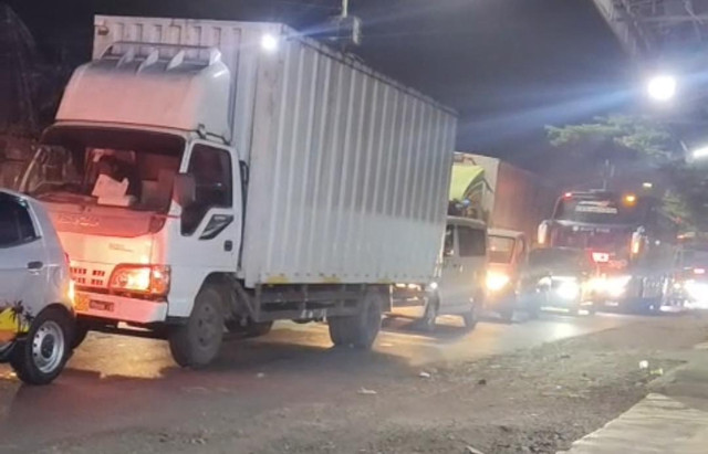 Jalur arteri di Karawang mengalami kemacetan imbas kecelakaan beruntun terjadi di ruas Jalan Tol Jakarta-Cikampek (Japek) KM 46 B, Jumat (3/7/2026) malam. Foto: Istimewa