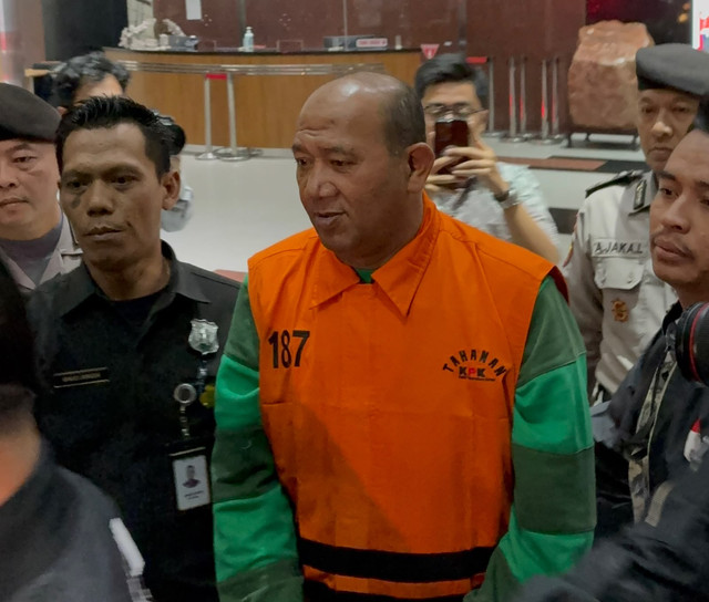 Bupati Langkat Syah Afandin berjalan keluar dari Gedung Merah Putih KPK usai ditetapkan sebagai tersangka suap, Sabtu (4/7/2026). Foto: Jeni Ritanti/kumparan