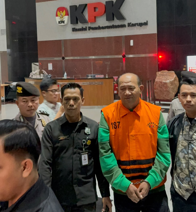 Bupati Langkat Syah Afandin berjalan keluar dari Gedung Merah Putih KPK usai ditetapkan sebagai tersangka suap, Sabtu (4/7/2026). Foto: Jeni Ritanti/kumparan
