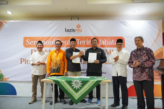 Prosesi serah terima pergantian direktur utama Lazismu Pusat