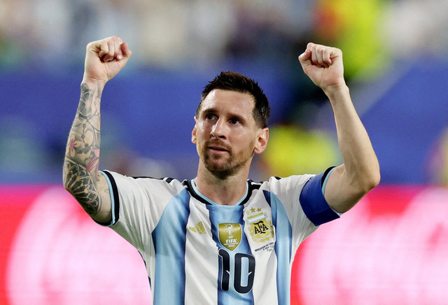 Pemain Argentina Lionel Messi merayakan kemenangan setelah pertandingan usai memastikan tempat di babak 16 besar Piala Dunia, setelah laga babak 32 besar Piala Dunia 2026 antara Argentina dan Tanjung Verde di Stadion Miami, Florida, AS, (3/7/2026). Foto: Paul Childs/REUTERS