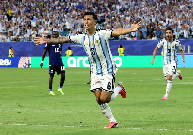 Pemain Argentina Lisandro Martinez merayakan gol kedua mereka dalam pertandingan babak 32 besar Piala Dunia FIFA 2026 antara Argentina dan Tanjung Verde di Stadion Miami, Miami Gardens, Florida, AS, Jumat (3/7/2026). Foto: Amanda Perobelli/REUTERS