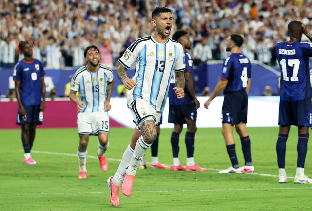 Pemain Argentina Cristian Romero merayakan gol ketiga mereka dalam pertandingan babak 32 besar Piala Dunia FIFA 2026 antara Argentina dan Tanjung Verde di Stadion Miami, Miami Gardens, Florida, AS, Jumat (3/7/2026). Foto: Paul Childs/REUTERS