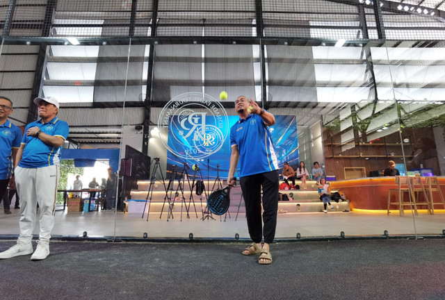 Wakil Ketua Komisi VI DPR RI Andre Rosiade saat membuka turnamen Rosiade Padel Tournament Series-2, Sabtu (4/7/2026). Foto: Dok. Istimewa